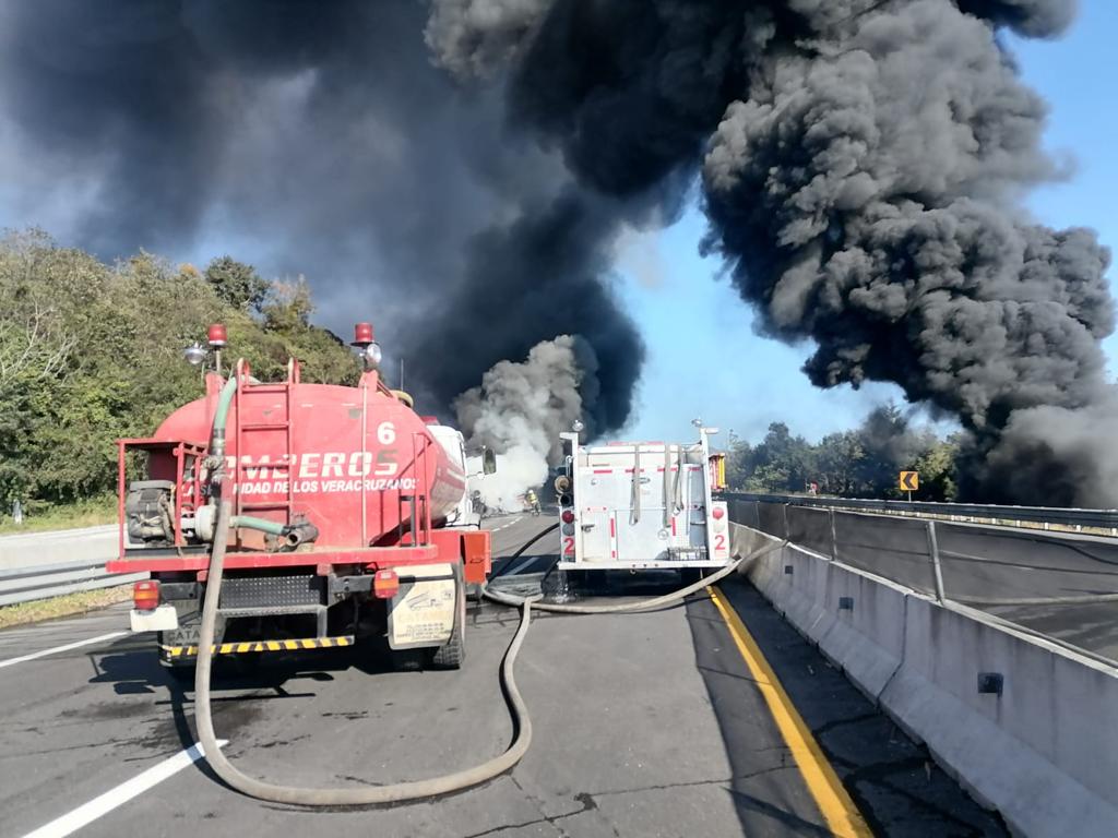 Se registra accidente e incendio en la autopista Xalapa-Perote; reportan dos lesionados