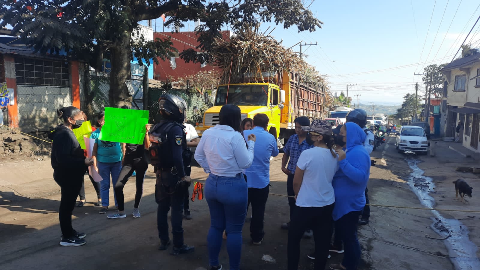 Obra de rehabilitación a El Castillo tiene una semana detenida, vecinos bloquean Chedraui Caram