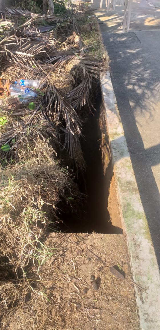 Niña cae en socavón en Coatzacoalcos