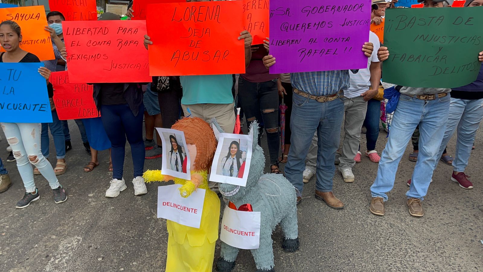 Con bloqueo carretero, pobladores piden justicia para Tesorero de Sayula de Alemán