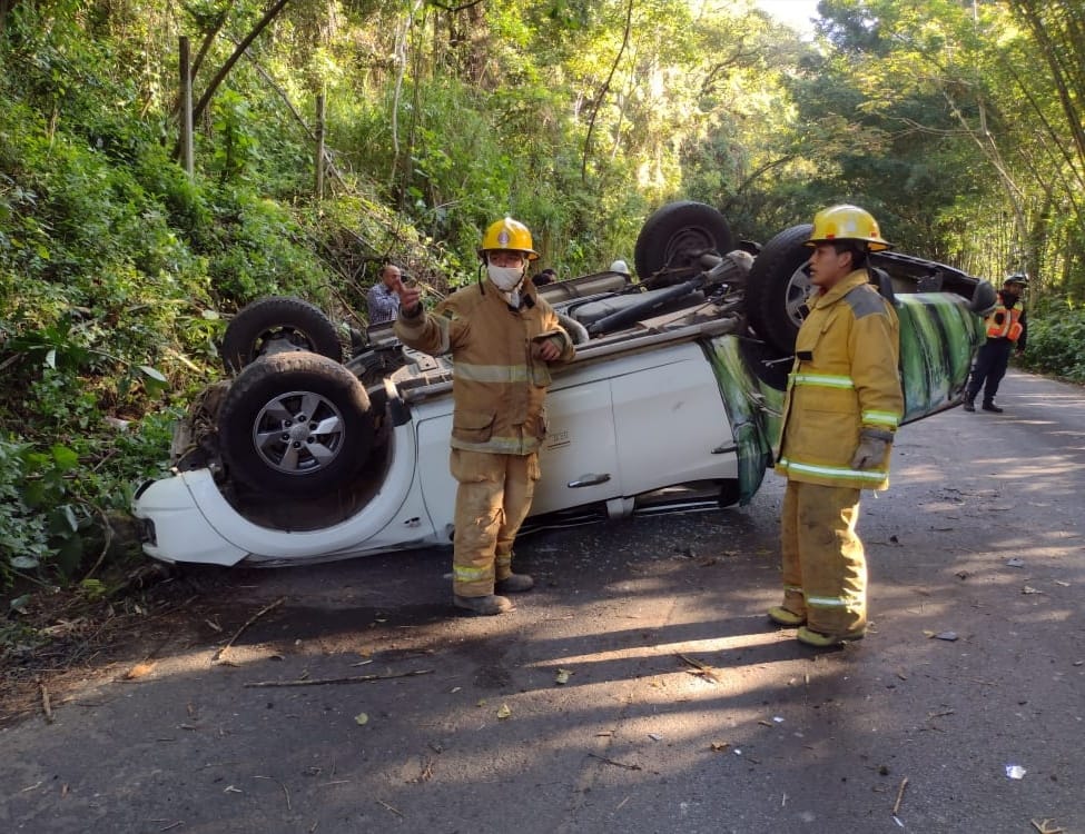 Vuelca camioneta del ingenio El Carmen, en la carretera federal Córdoba-Orizaba