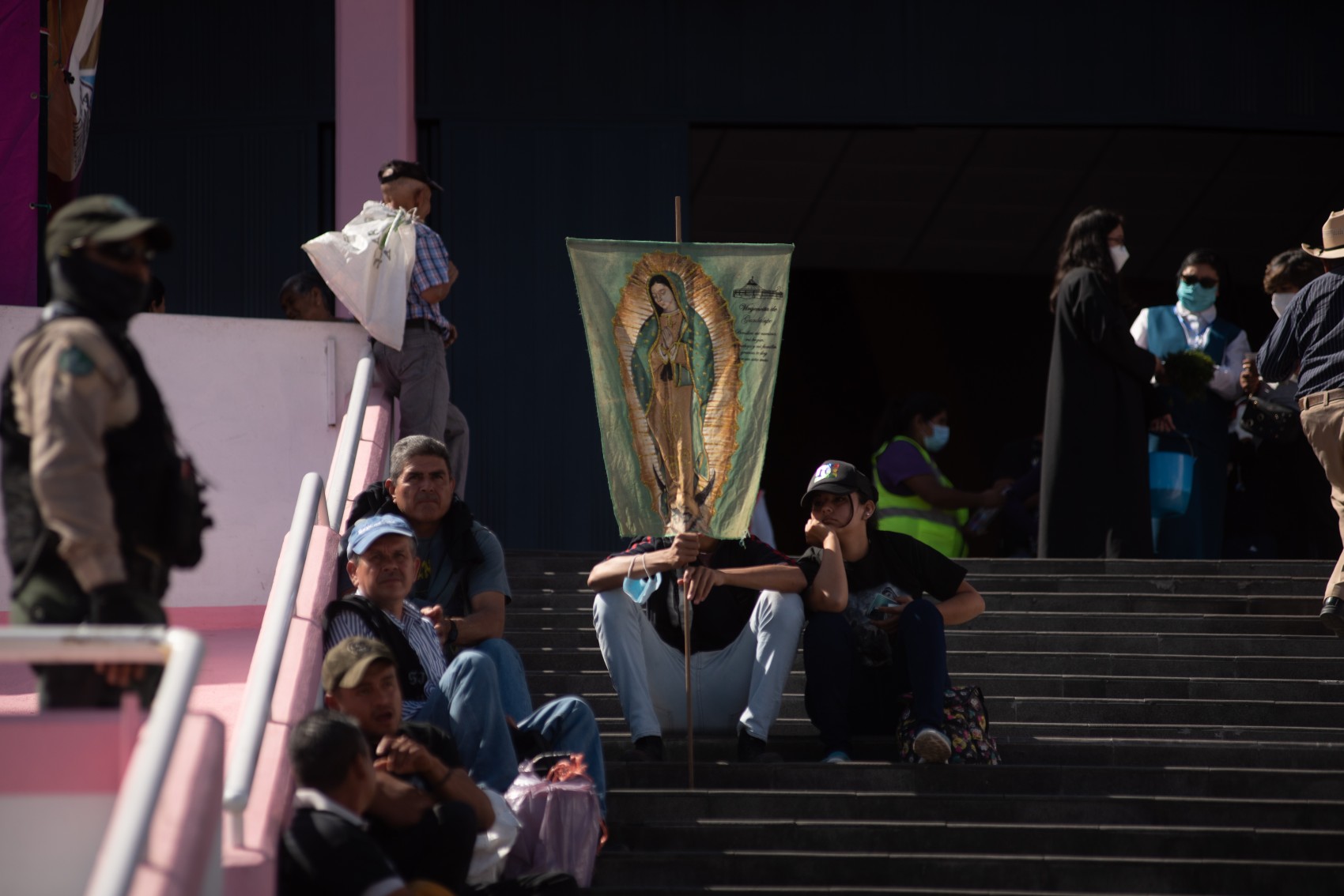 Salud y bienestar piden católicos a la Virgen de Guadalupe