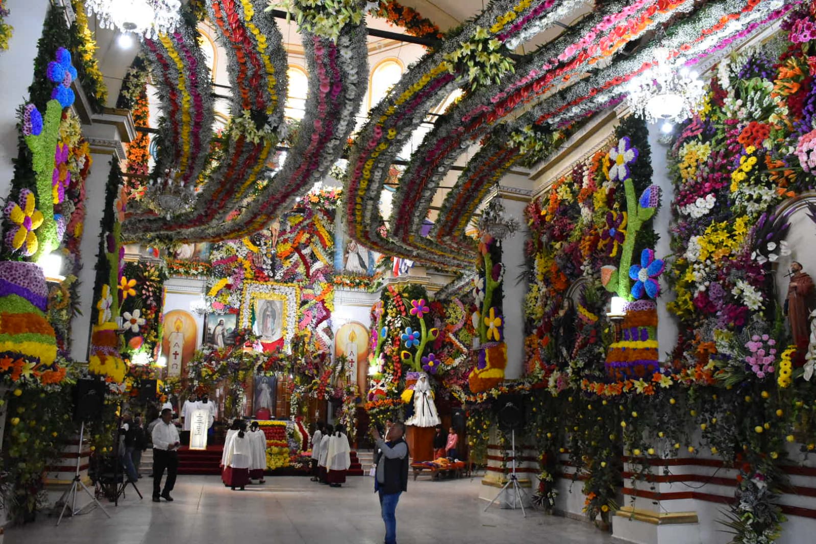 Con miles de flores cubren interior de la iglesia de Santa María de Guadalupe de La Perla