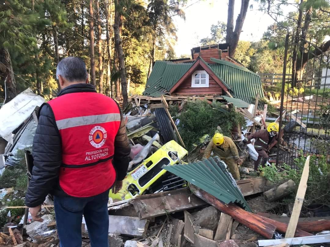 Tráiler se estrella contra cabaña en Altotonga, dos muertos