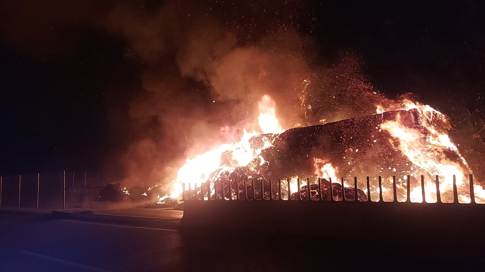 Chocan dos tráileres en el puente de Metlac, un herido