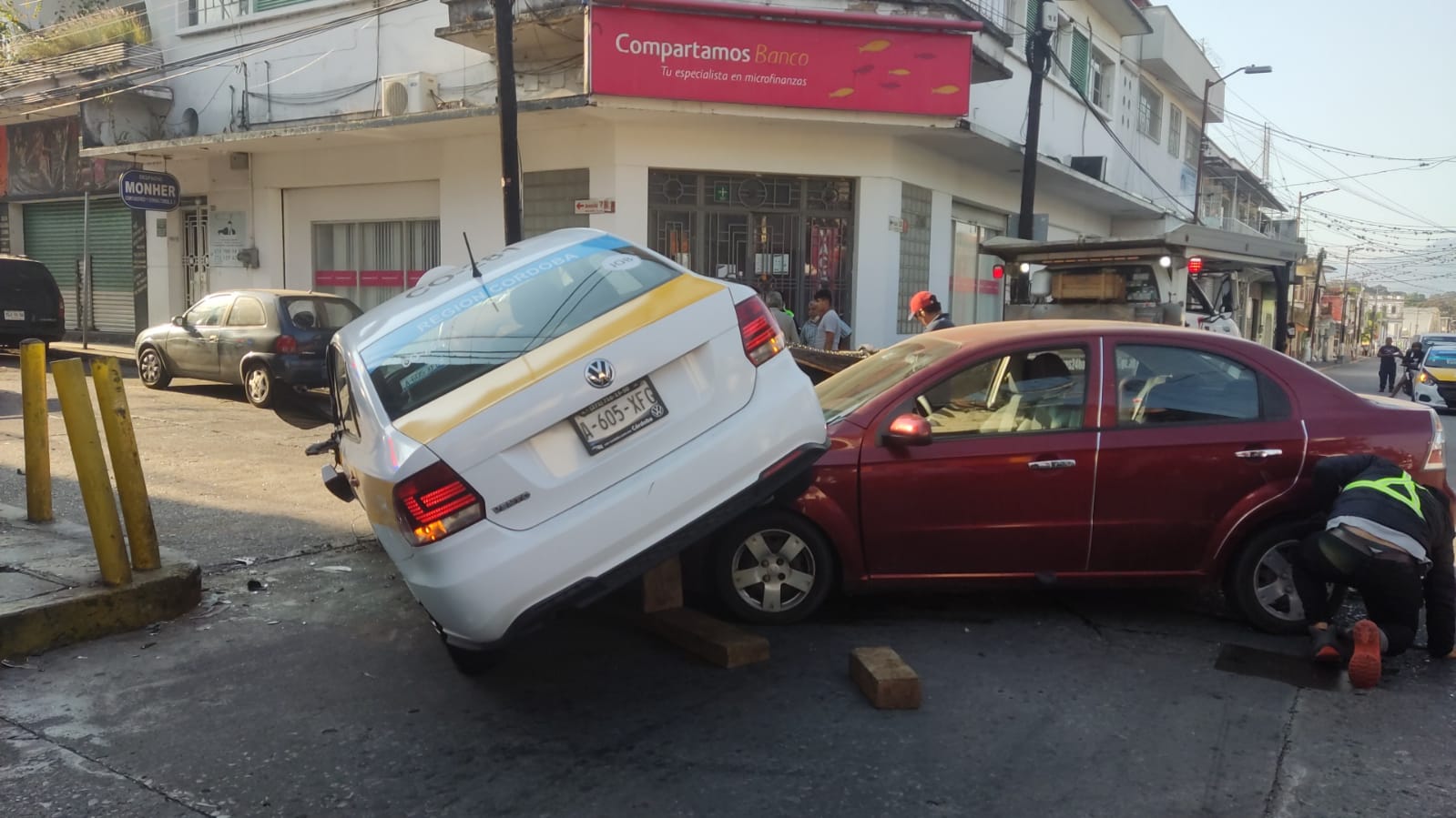 Un lesionado deja choque de taxi y auto particular en el centro de Córdoba