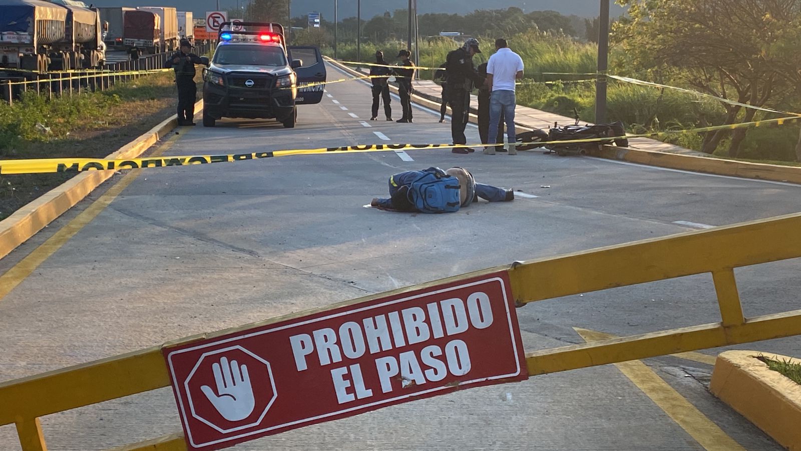 Motociclista muere al chocar contra barda metálica en Rafael Delgado