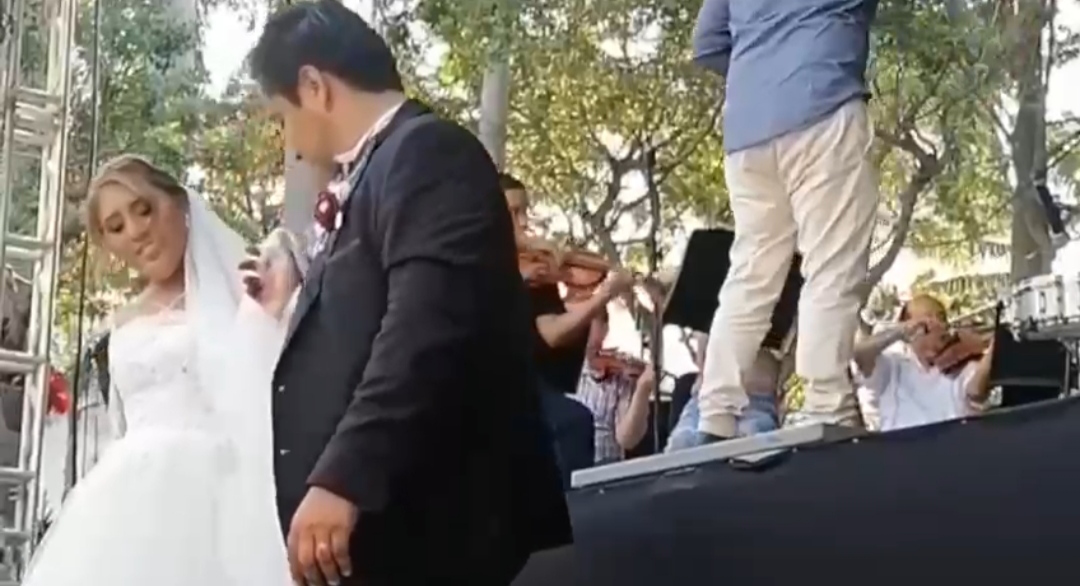 Bailan el vals recién casados en el ensayo de la Orquesta Filarmónica de Boca del Río-Veracruz