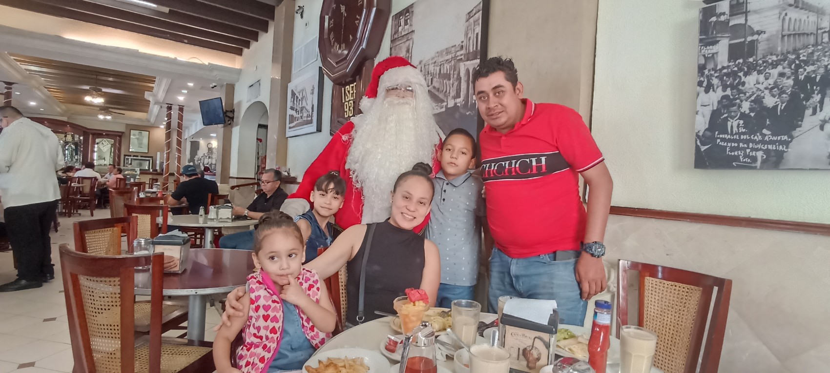 Salud, amor, trabajo y dinero le piden a Santa Claus en su visita a la ciudad de Veracruz