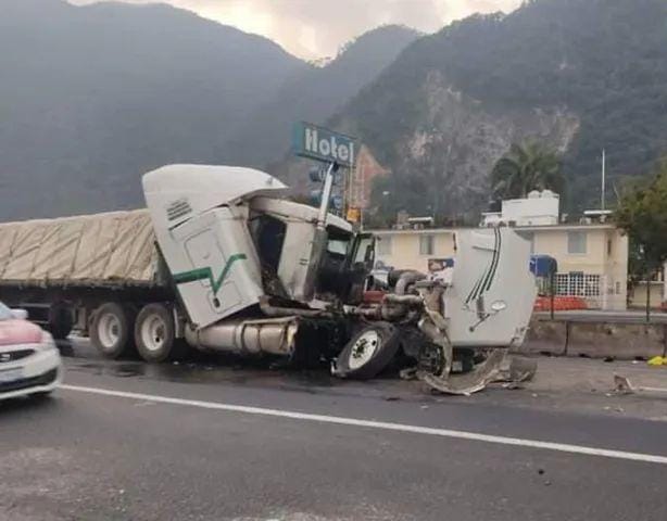 Un lesionado deja choque por alcance de dos tráileres en la autopista Córdoba-Puebla