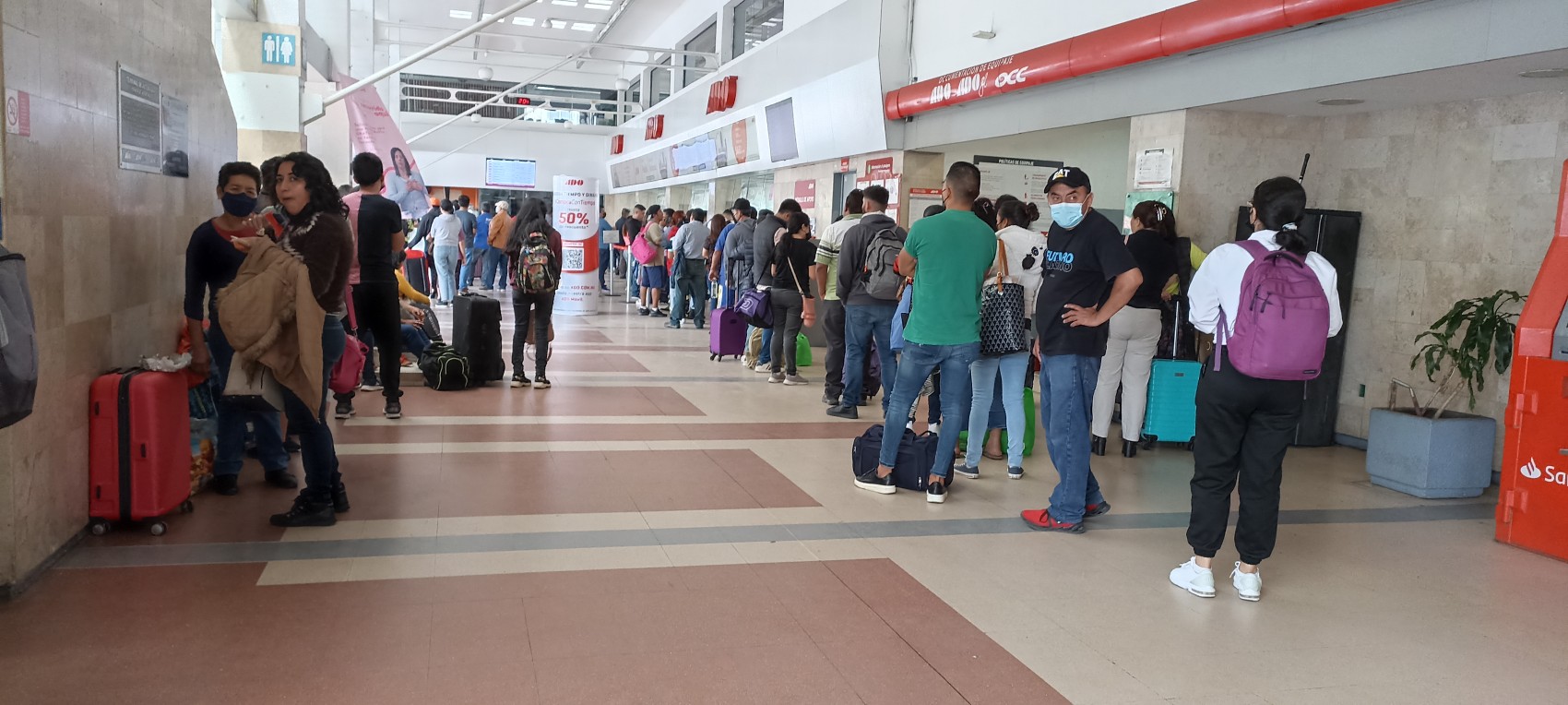 Se registran largas filas en terminales de autobuses de primera y segunda clase en Veracruz puerto