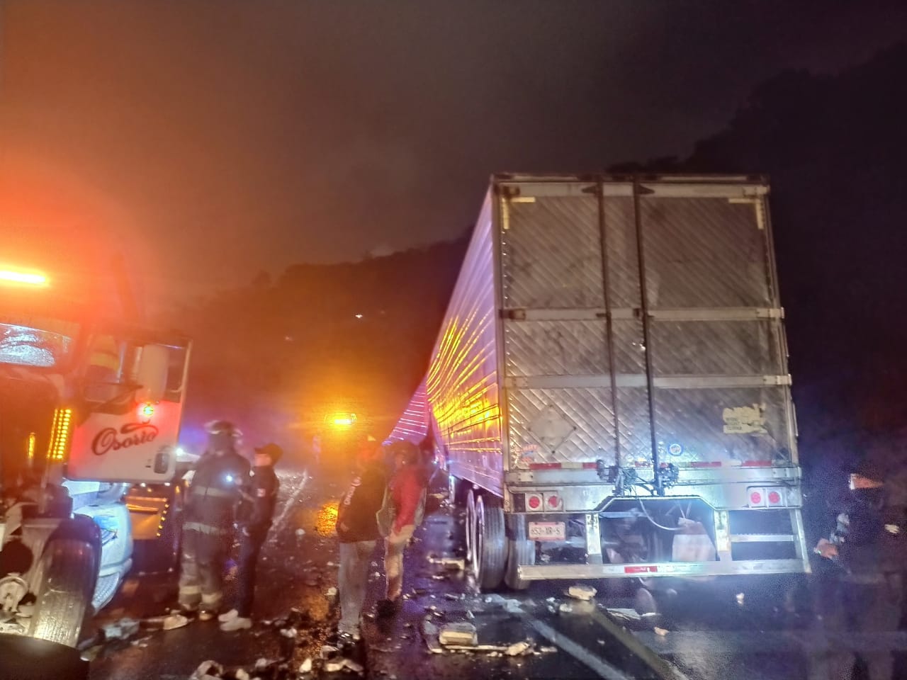 Se accidenta tráiler en la autopista Orizaba-Puebla, chofer se da a la fuga