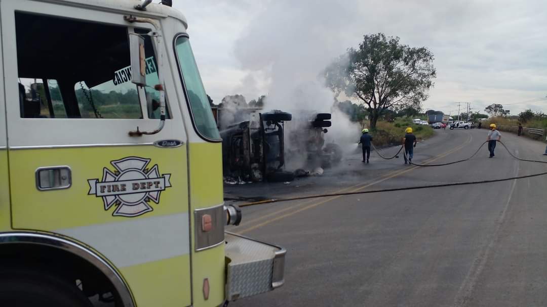 Vuelca y se incendia camión cañero en libramiento de Cuitláhuac