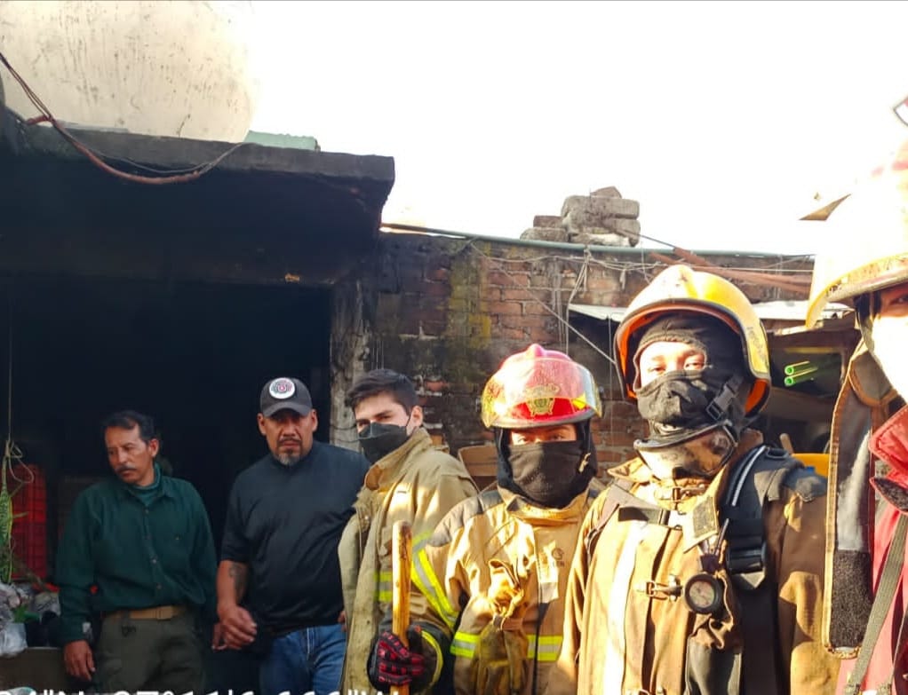 Incendio por corto circuito calcina vivienda en Ciudad Mendoza