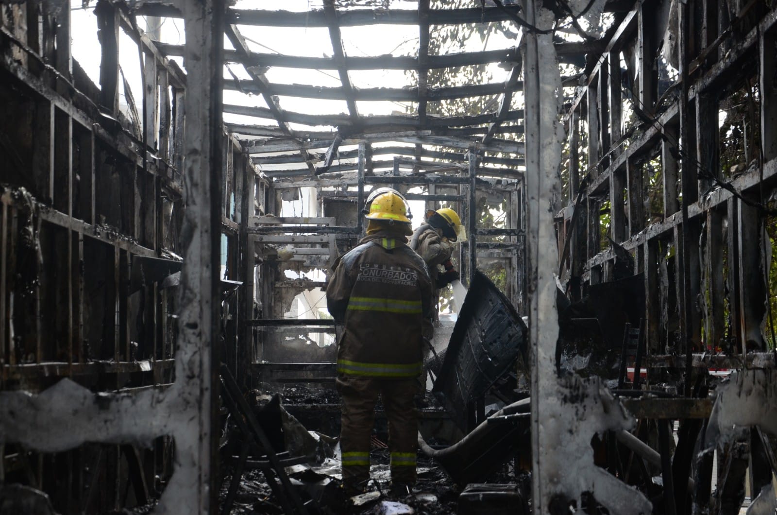 Incendio consume camper donde habitaba un septuagenario en Veracruz