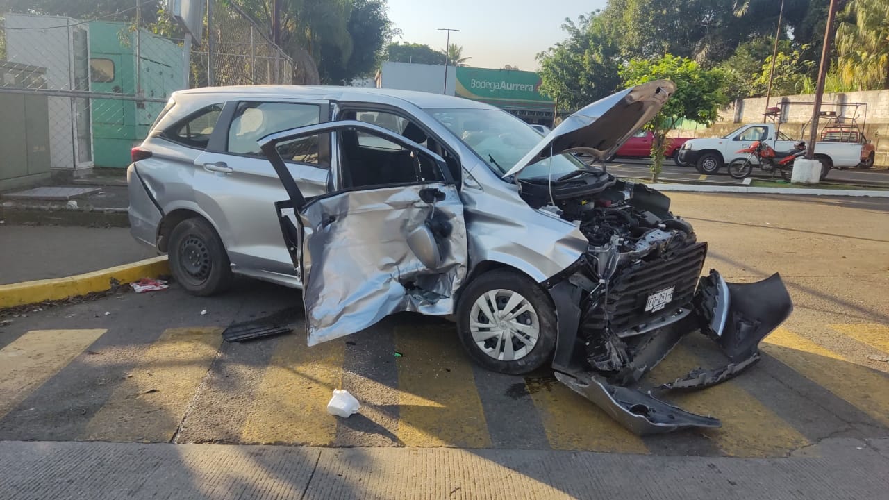 Herida una mujer y dos elementos de seguridad privada en accidente en Fortín