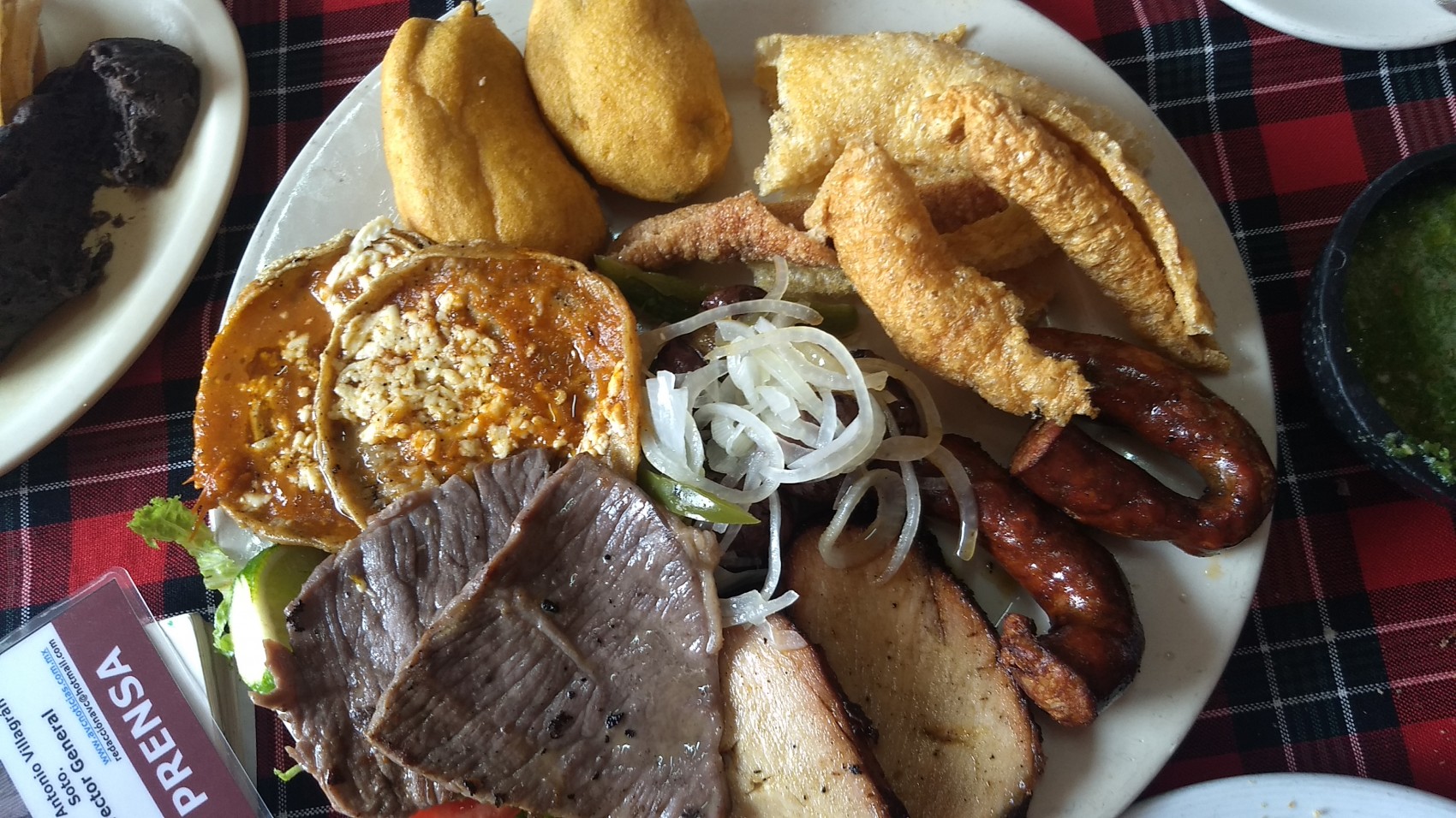 Fiestas podrían dejarte 3 kilos más de peso, ¿Sabes cómo evitarlo sin dejar de comer?