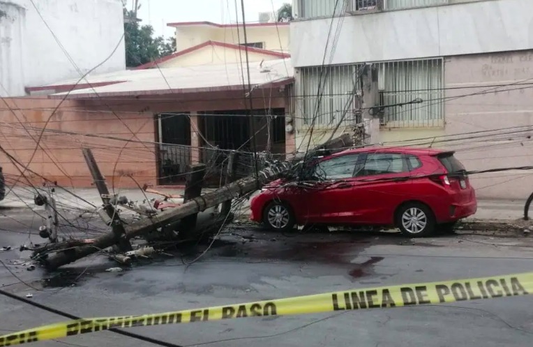Postes y árboles caídos, autos dañados, cables reventados dejó el norte en Veracruz