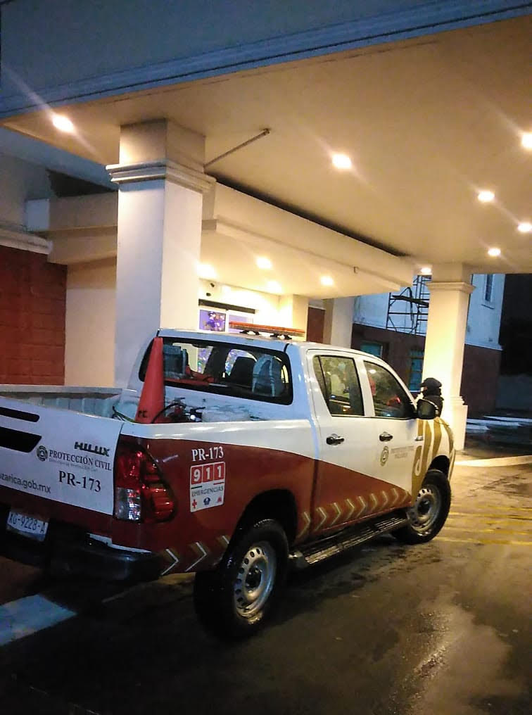 Se quedan atrapados en elevador de hotel durante nochebuena en Poza Rica