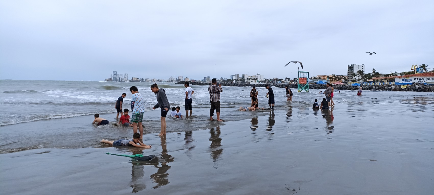 Disfrutan turistas de las playas de Veracruz pese a oleaje elevado, viento y frío