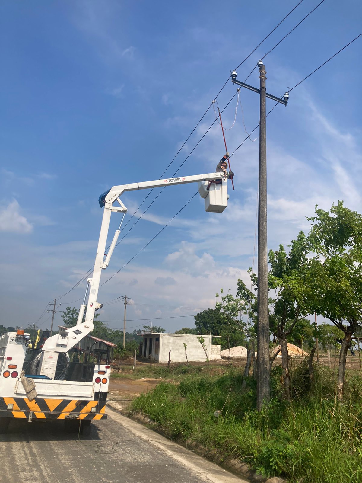 Reclaman usuarios veracruzanos la falta del servicio eléctrico a la CFE