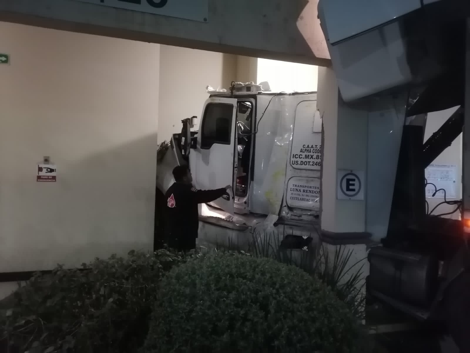 Tráiler se queda sin frenos y se estrella con gasolinera; conductor  murió