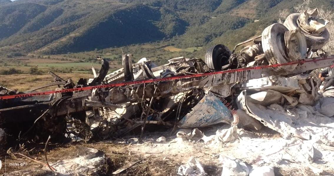 Tráiler se quedó sin frenos en las cumbres de Maltrata; hay un muerto
