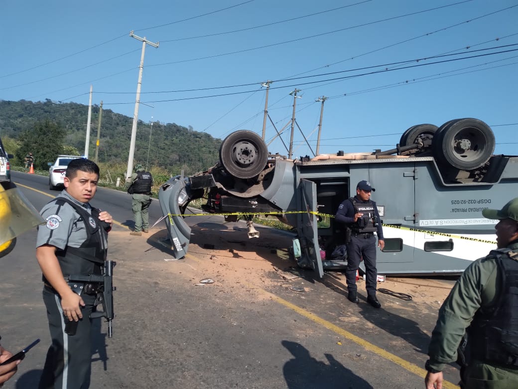 Vuelca camioneta de valores en Chocamán