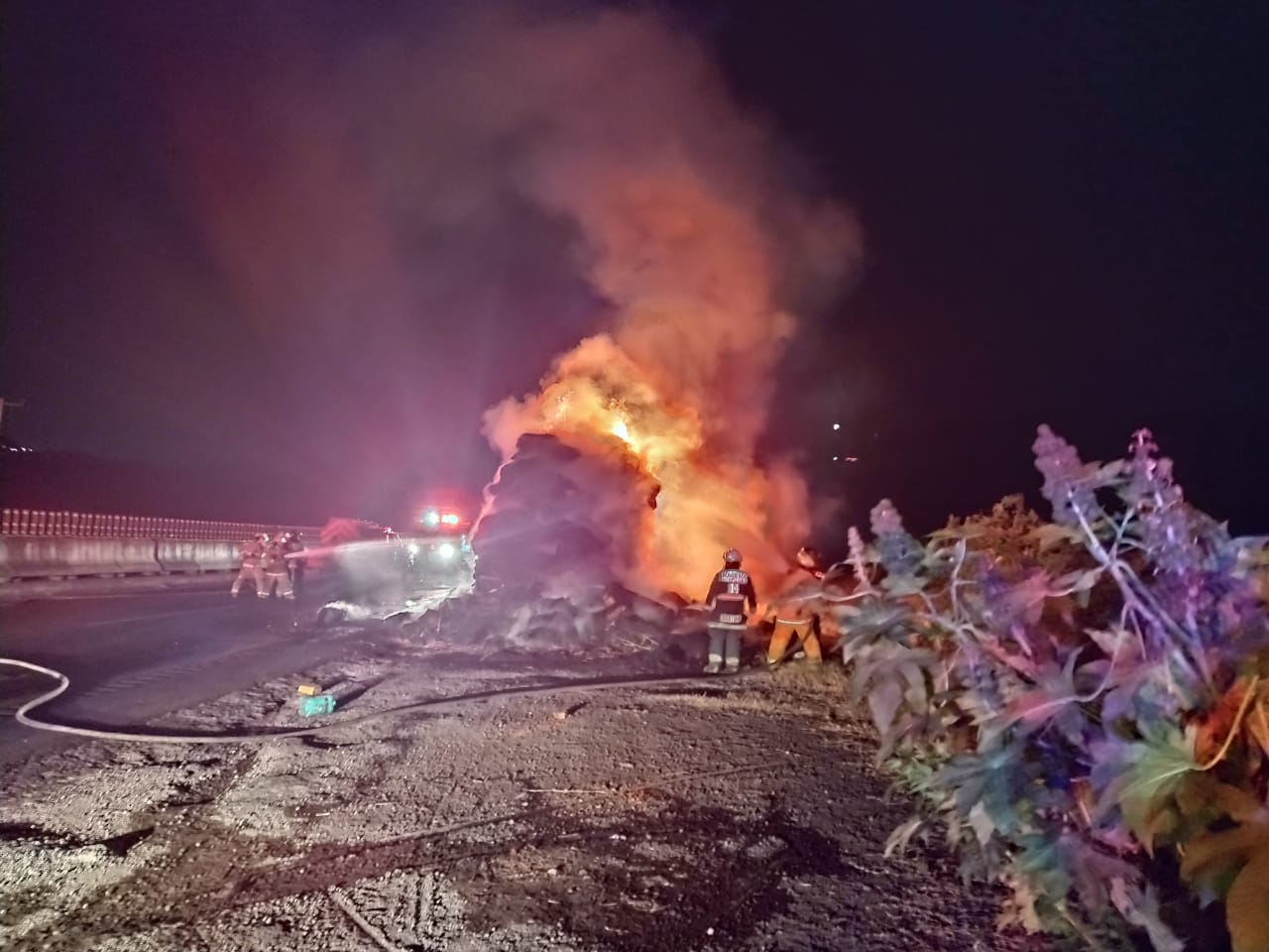 Se incendia trailer en Autopista 150D Maltrata-Ciudad Mendoza