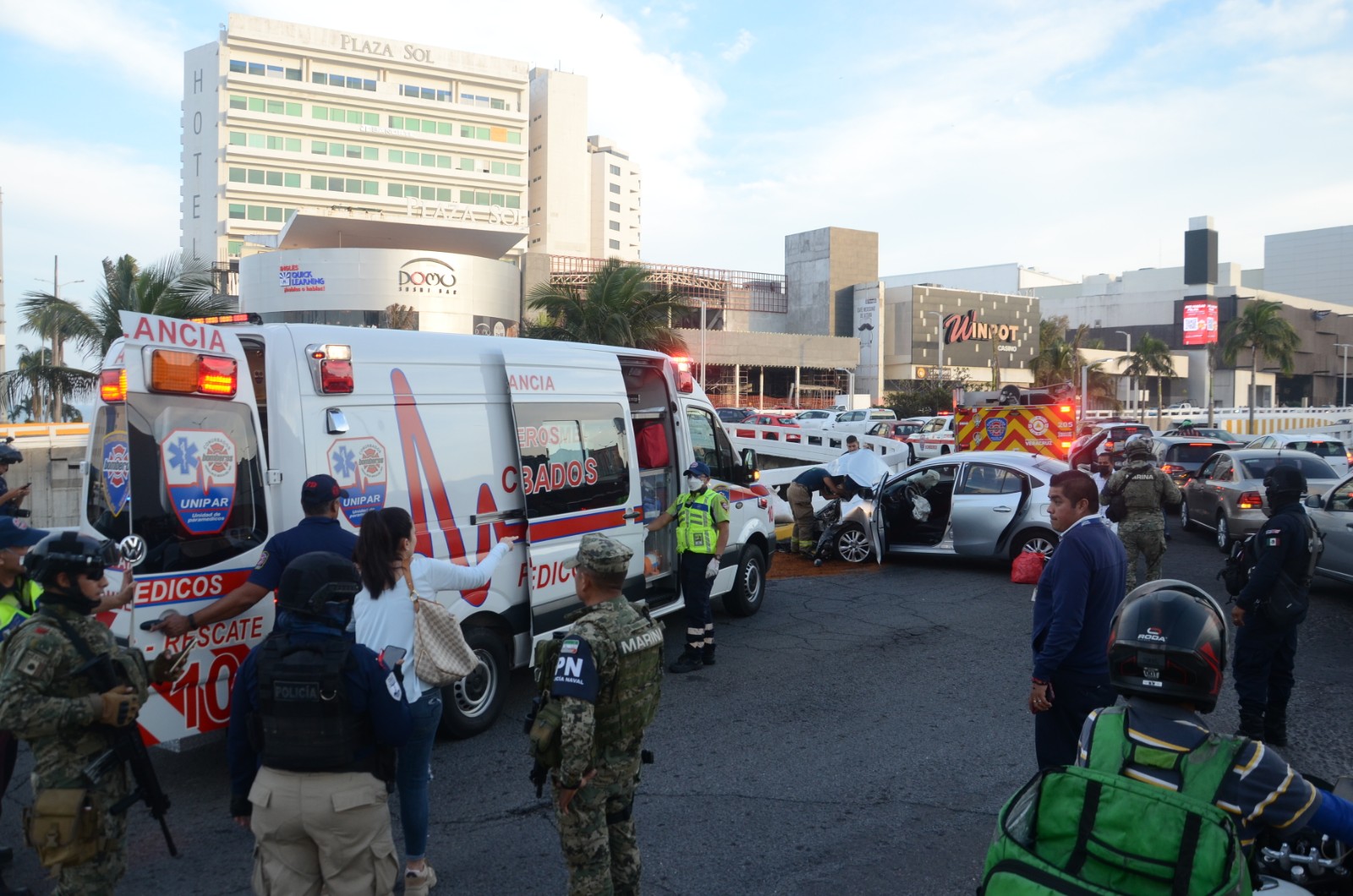 Mujer se desmaya y provoca accidente en Plaza Las Américas