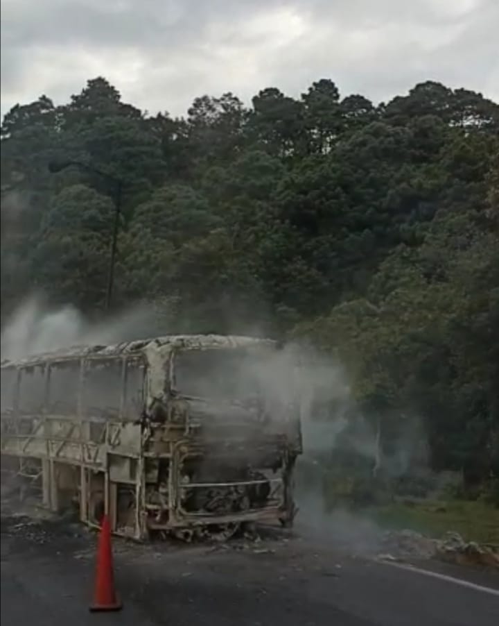 Se incendia autobús de turismo en las cumbres de Maltrata