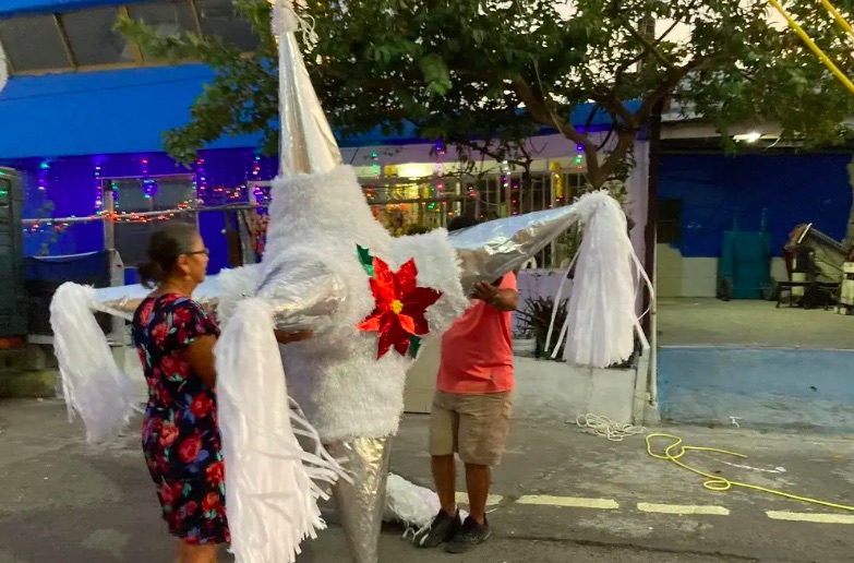 Desde hace 27 años, Aidé elabora la piñata más grande de Veracruz