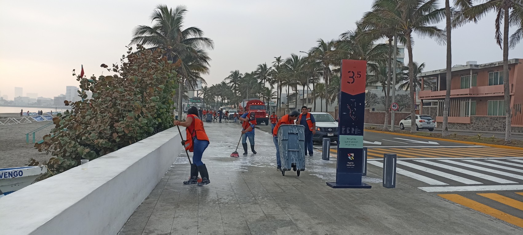 Recolectan 25 toneladas de desechos en el bulevar turístico y zócalo de Veracruz este 1 de enero