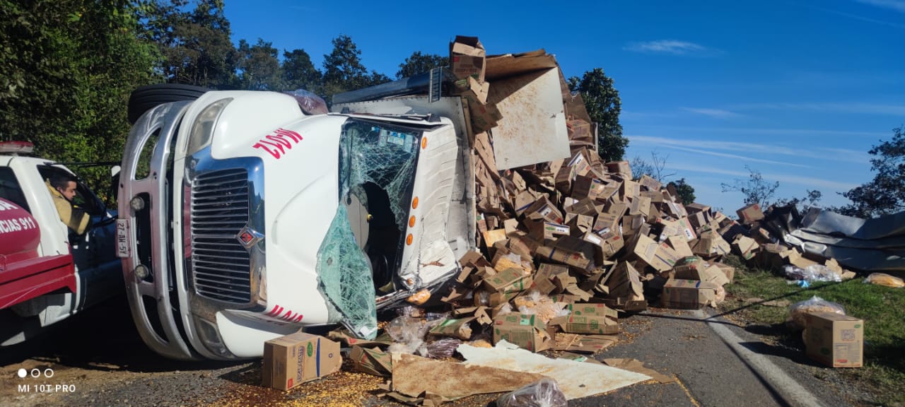 Accidente en Atzalan deja un muerto y 8 heridos