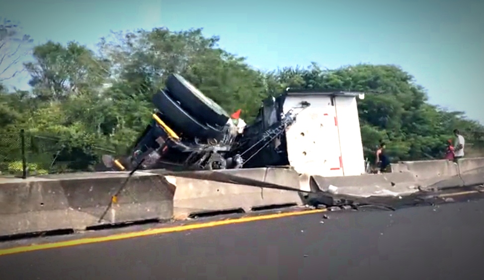 Provoca un caos a la circulación accidente en la autopista Veracruz-Cardel