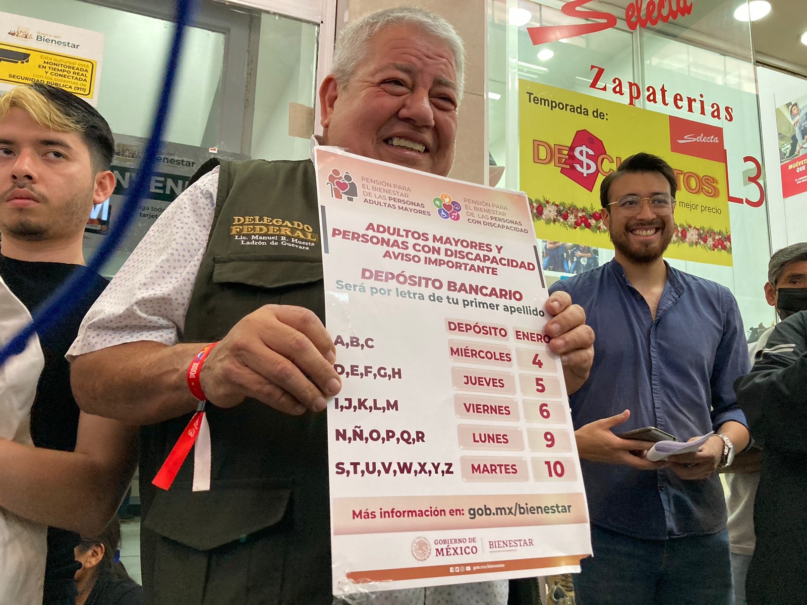 Inicia pago de pensión para adultos mayores a través de tarjetas bancarias