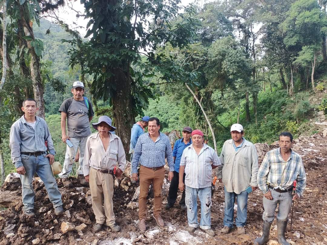 Productores de la sierra de Atoyac beneficiados con más de 5 km de caminos