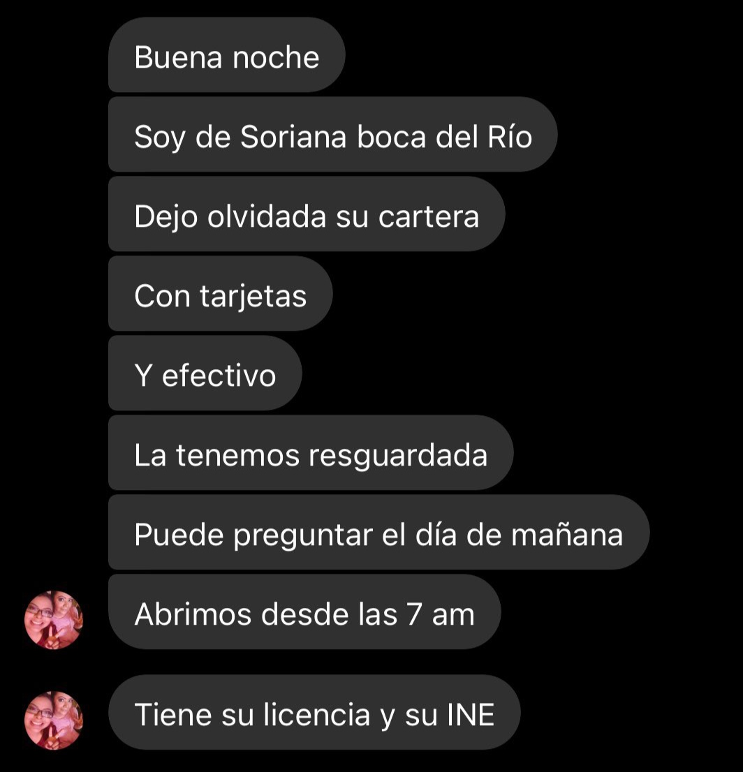 Reconocen a colaboradora de tienda de Boca del Río por resguardar cartera olvidada por un cliente