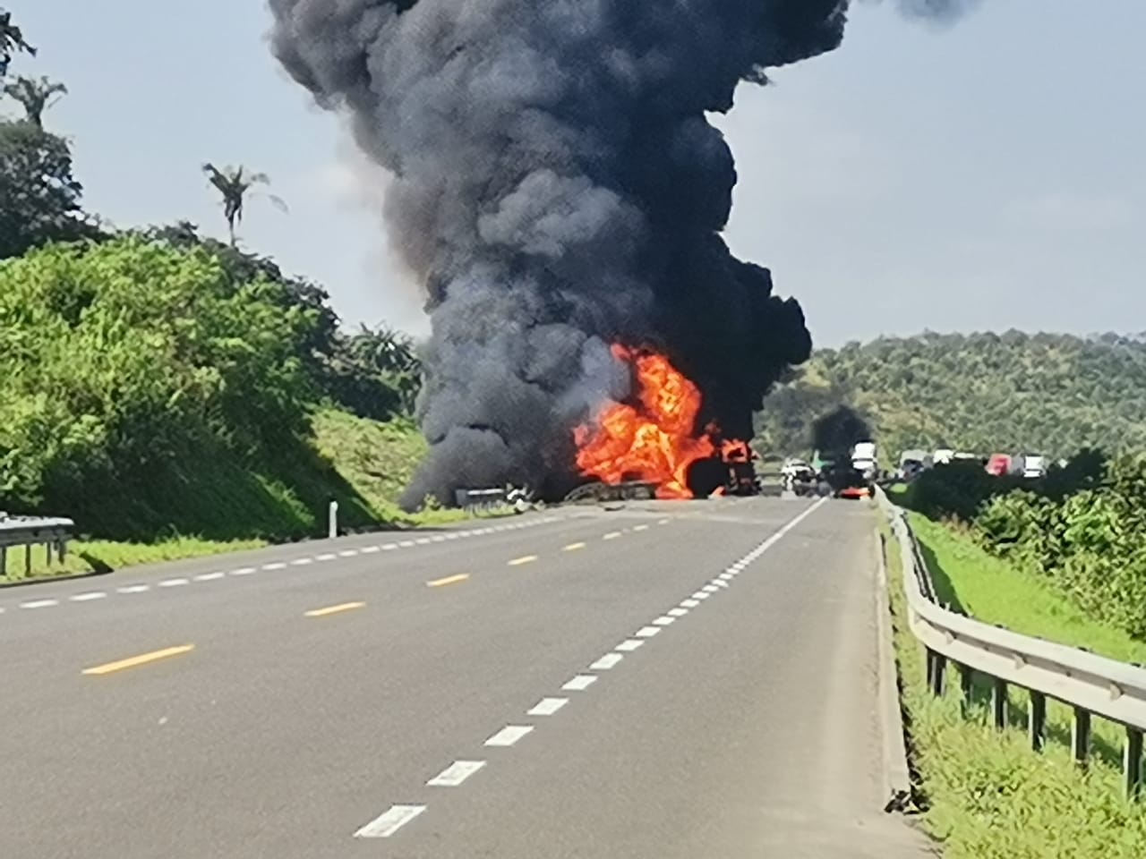 Arde tráiler en la autopista Cardel-Poza Rica, a la altura de Tecolutla