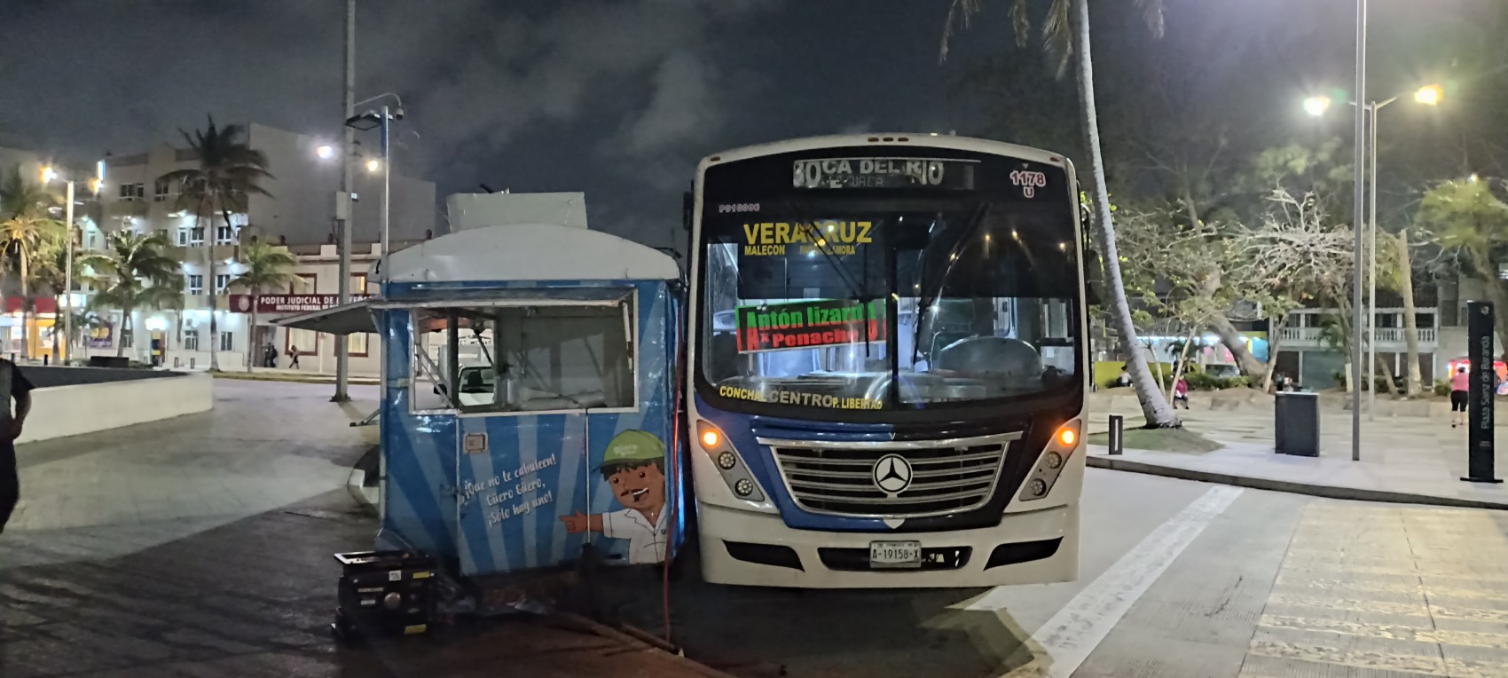 Se impacta urbano contra puesto de nieves en el bulevar Ávila Camacho de Veracruz