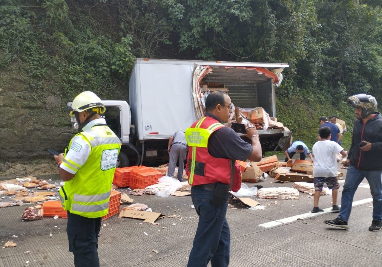 Choque múltiple en el puente de Metlac, rapiñeros roban carga de carnes frías