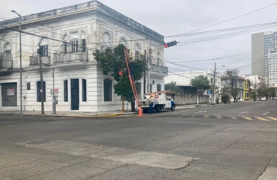 Cables reventados, postes y semáforos afectados deja viento en Veracruz