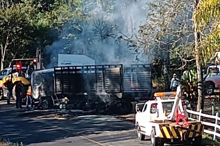 Camión reducido a cenizas en Sochiapa