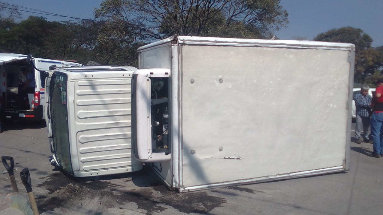 Vuelcan dos camionetas de lácteos y embutidos en Amatlán