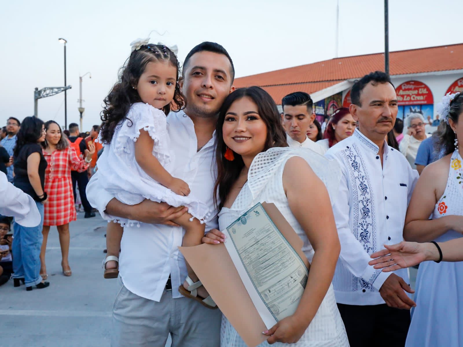 Con gran éxito 242 parejas contrajeron nupcias en el exterior del Aquarium de Veracruz