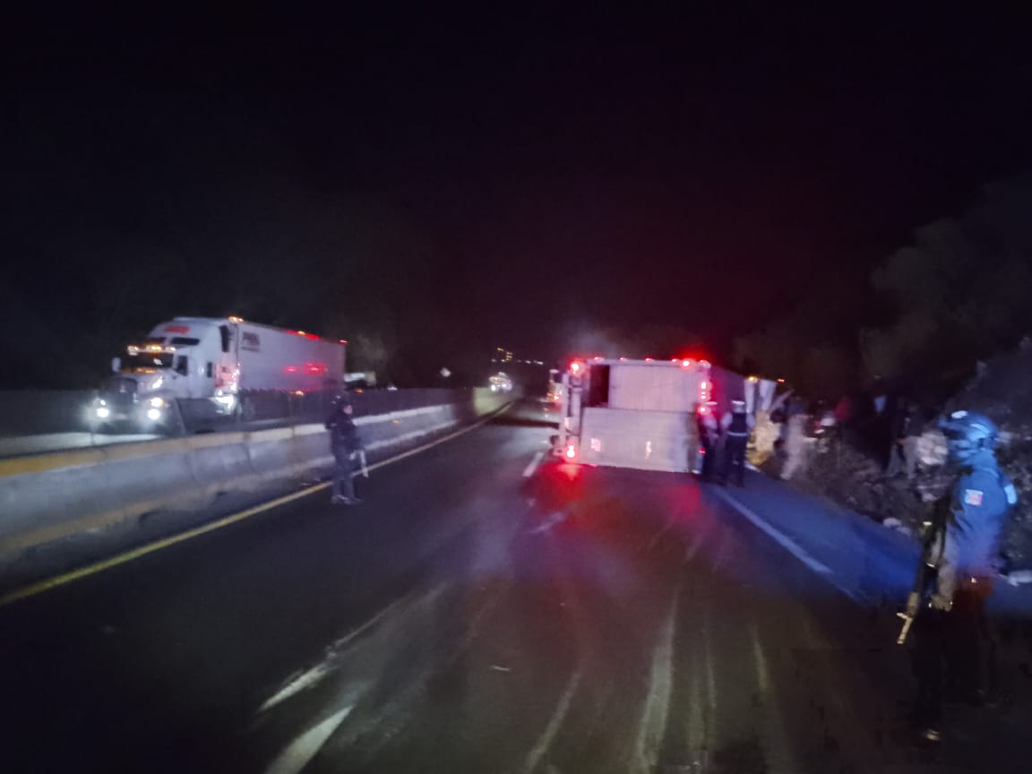 Vuelca camión con ganado en Huiloapan
