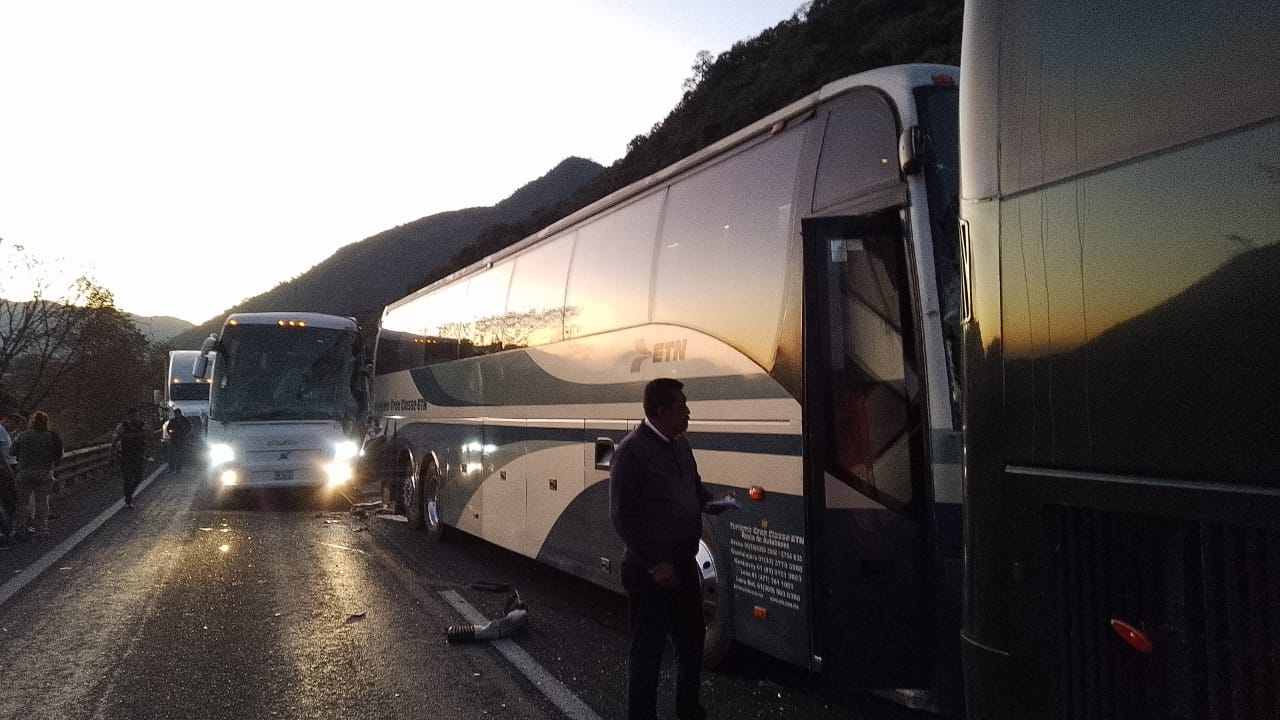 Cuatro lesionados deja carambola de tres autobuses en la autopista Orizaba-Puebla