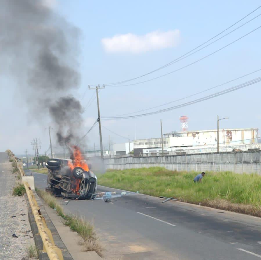 Camioneta vuelca y se incendia frente a Complejo en Coatzacoalcos