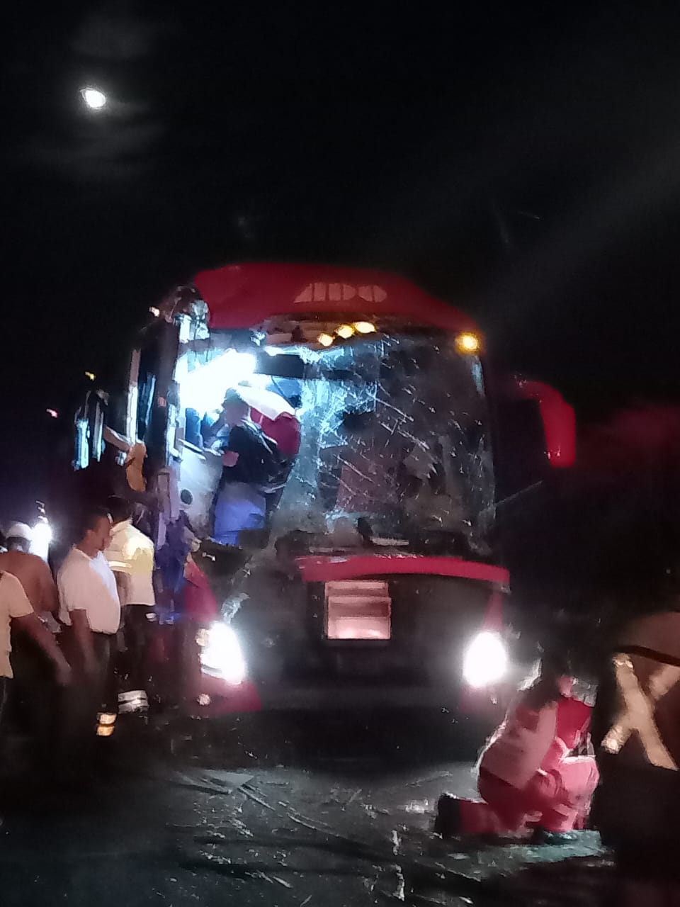 Diez lesionados deja choque de ADO y camión cañero en Cosamaloapan