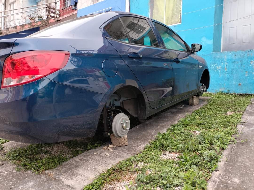 Dejan sin llantas y rines a otros cuatro vehículos en Córdoba